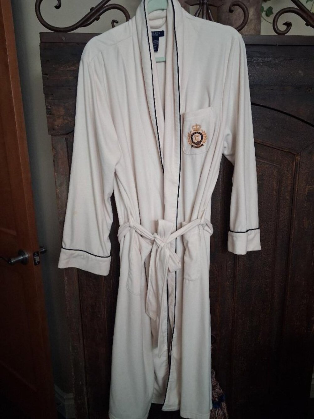 Lauren Ralph Chaps XL fleece robe in a classic cream colorway with crested logo